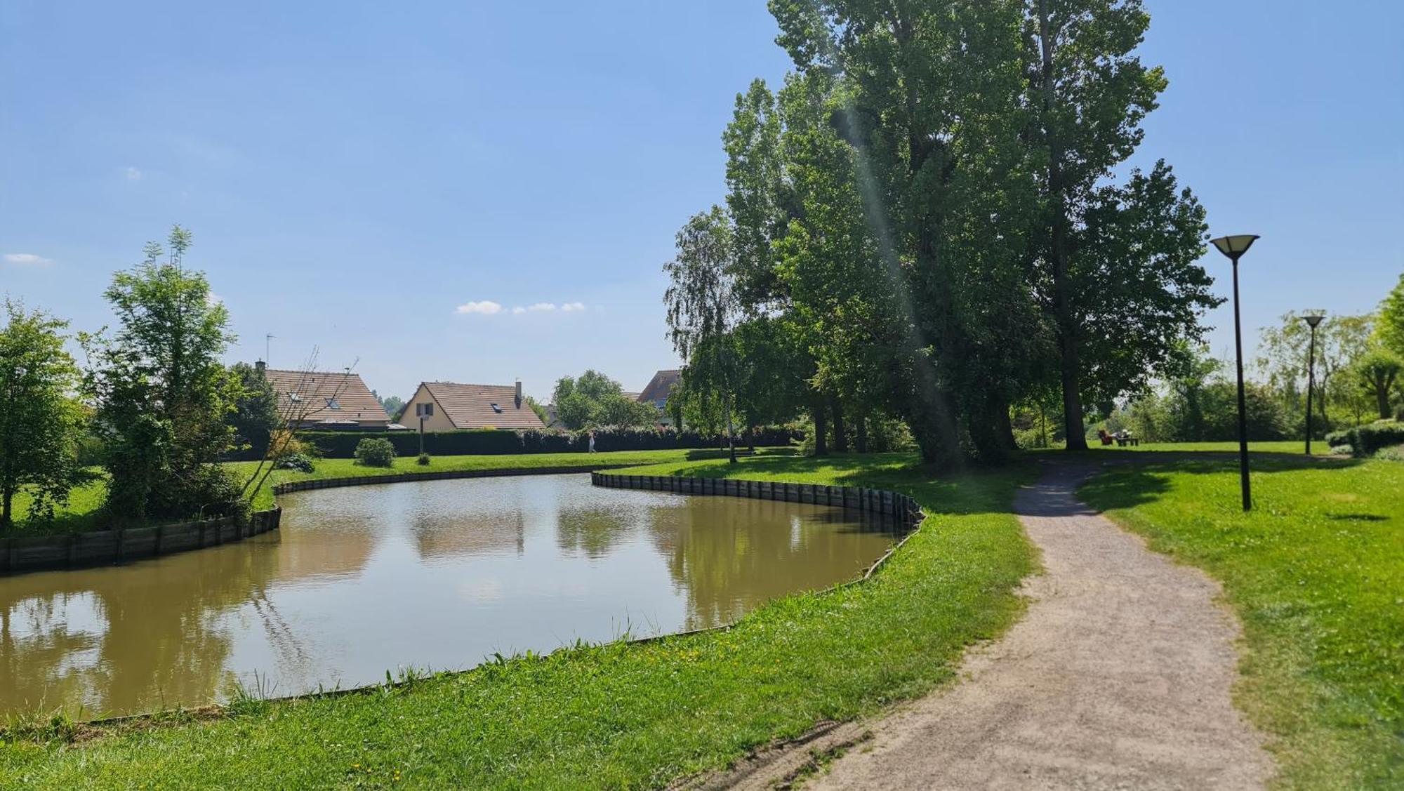 Calme Et Arboree Proche De La Apartment